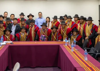Gobierno y Ponchos Rojos coordinan agenda por proyectos en Omasuyos