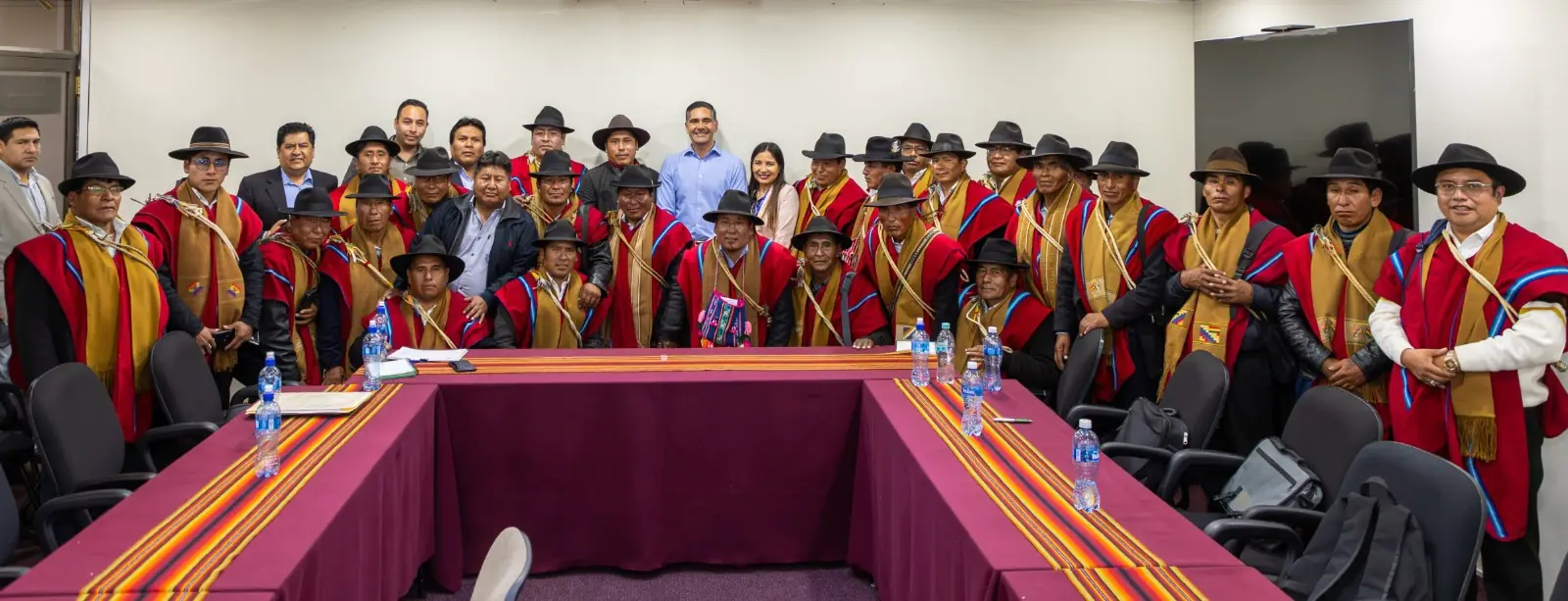 Gobierno y Ponchos Rojos coordinan agenda por proyectos en Omasuyos