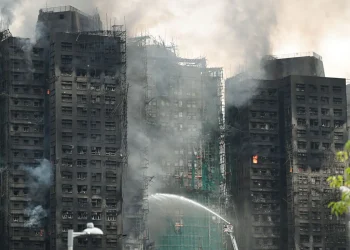 Al menos 44 muertos en incendio que arrasa complejo de Hong Kong