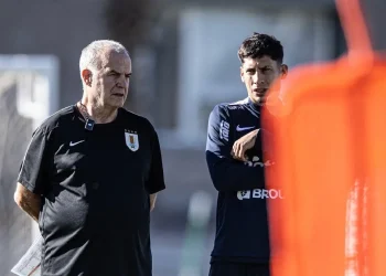 Bielsa sigue al frente de Uruguay, dice presidente de la AUF