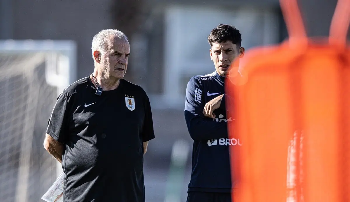 Bielsa sigue al frente de Uruguay, dice presidente de la AUF