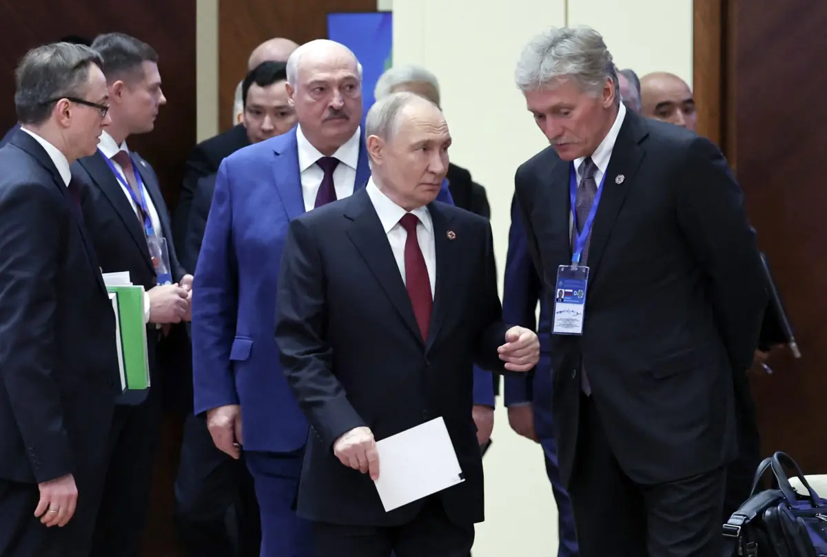 Vladímir Putin, interactúa con el portavoz del Kremlin, Dmitri Peskov/AFP