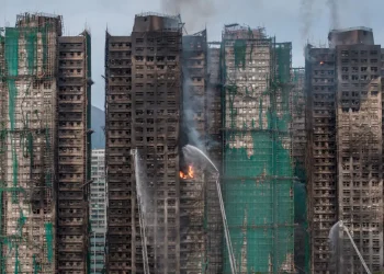 Los bomberos combaten algunos puntos activos de fuego/AFP