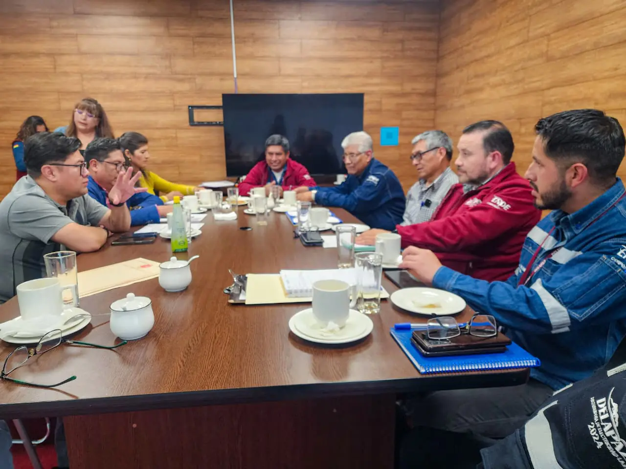 Reunión del personal del gobierno municipal de El Alto y de DELAPAZ. FOTO: GAMEA