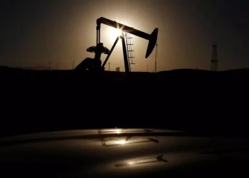 Prevén caída de los precios del petróleo en 2026
