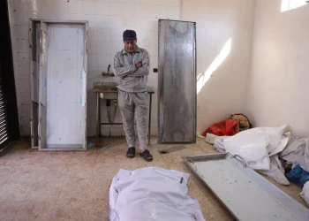 Un palestino mira desconsolado el cuerpo de uno de sus familiares/AFP