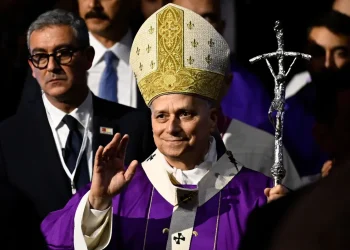 El Papa León XIV saluda a la multitud durante una misa en el Volkswagen Arena/AFP