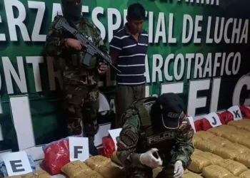 El aprehendido y los paquetes de droga/FELCN