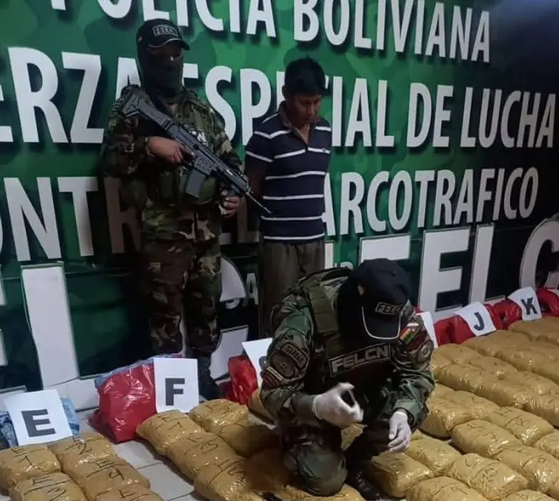 El aprehendido y los paquetes de droga/FELCN