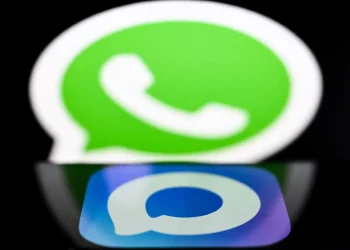 El logotipo de la aplicación MAX de Rusia frente al logotipo de WhatsApp/AFP