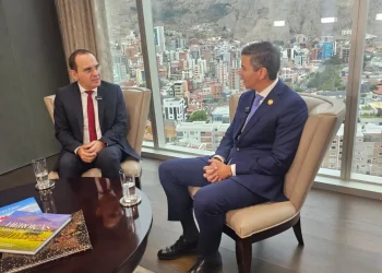 El periodista Tuffí Aré con el presidente de Paraguay, Santiago Peña. Foto: gentileza Tuffí Aré