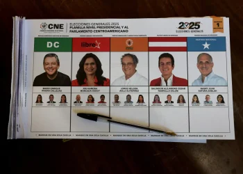 Una boleta se muestra en una mesa en un centro de votación/AFP