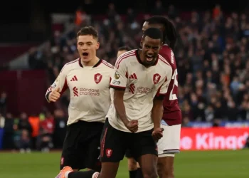 Liverpool revive al ganar 2-0 al West Ham, Isak marca por fin