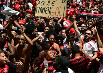 Flamengo llega a Rio y se dirige hacia una multitudinaria celebración
