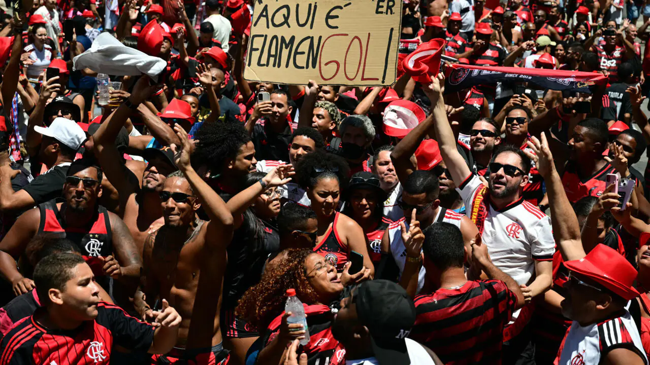 Flamengo llega a Rio y se dirige hacia una multitudinaria celebración