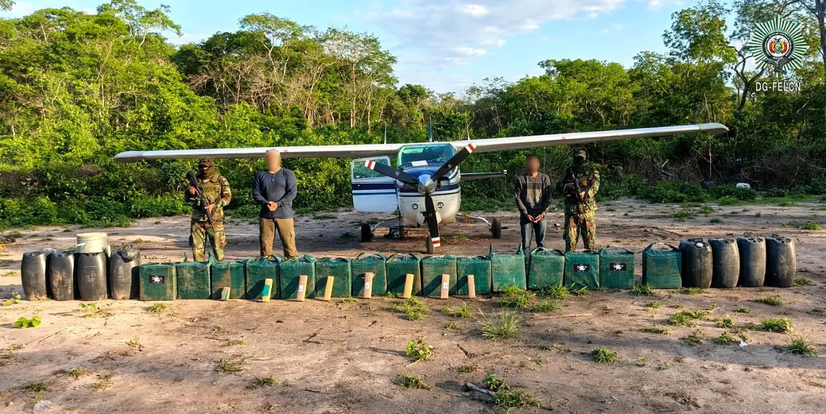 La avioneta, los aprehendidos y la droga decomisada/FELCN