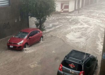 Arce expresa condolencias y Defensa Civil evalúa daños por lluvia en Sucre