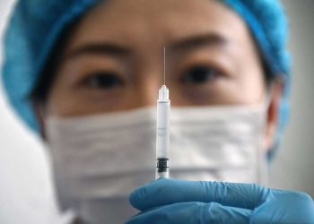 La vacuna china es efectiva contra las variantes del COVID-19, según su creador