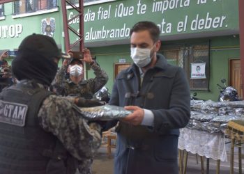 Gobierno entrega uniformes a policías para que realicen su trabajo con ‘dignidad’