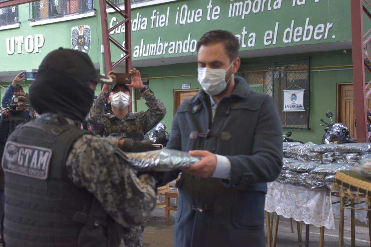 Gobierno entrega uniformes a policías para que realicen su trabajo con ‘dignidad’