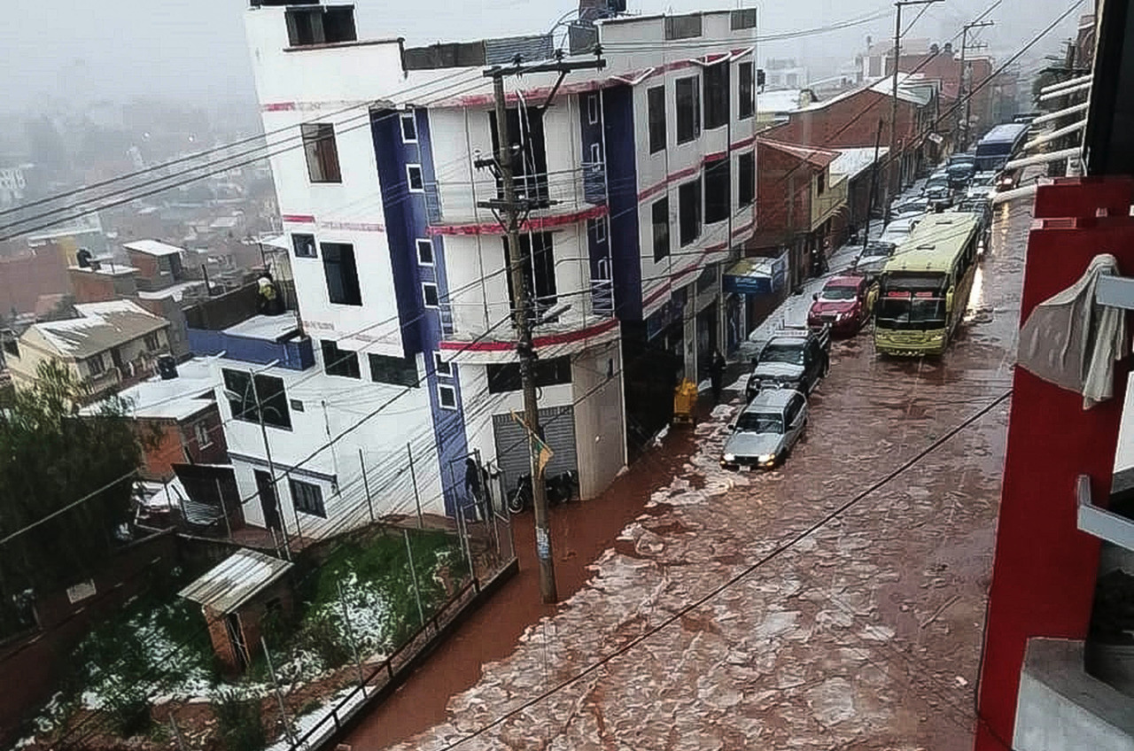 Obras Públicas moviliza maquinaria y personal a Sucre