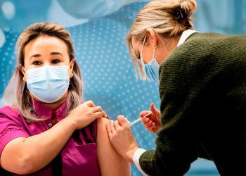 Holanda lanza campaña de vacunación de COVID-19, el último país de la UE en hacerlo