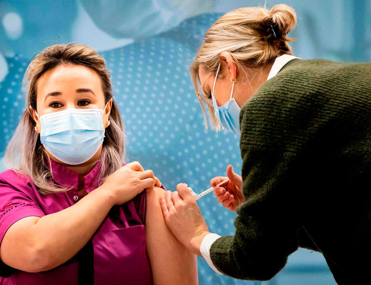 Holanda lanza campaña de vacunación de COVID-19, el último país de la UE en hacerlo