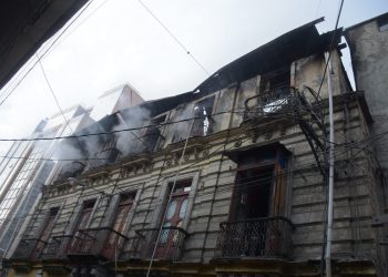 Incendio pone en riesgo de colapso a un inmueble antiguo de la calle Honda