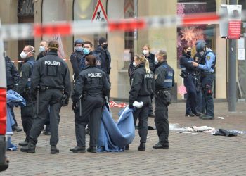 Un automóvil embiste contra una multitud en Alemania, dos personas murieron
