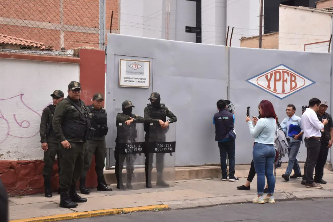 Fiscalía allana oficinas de YPFB por posible corrupción y desvío de carburantes