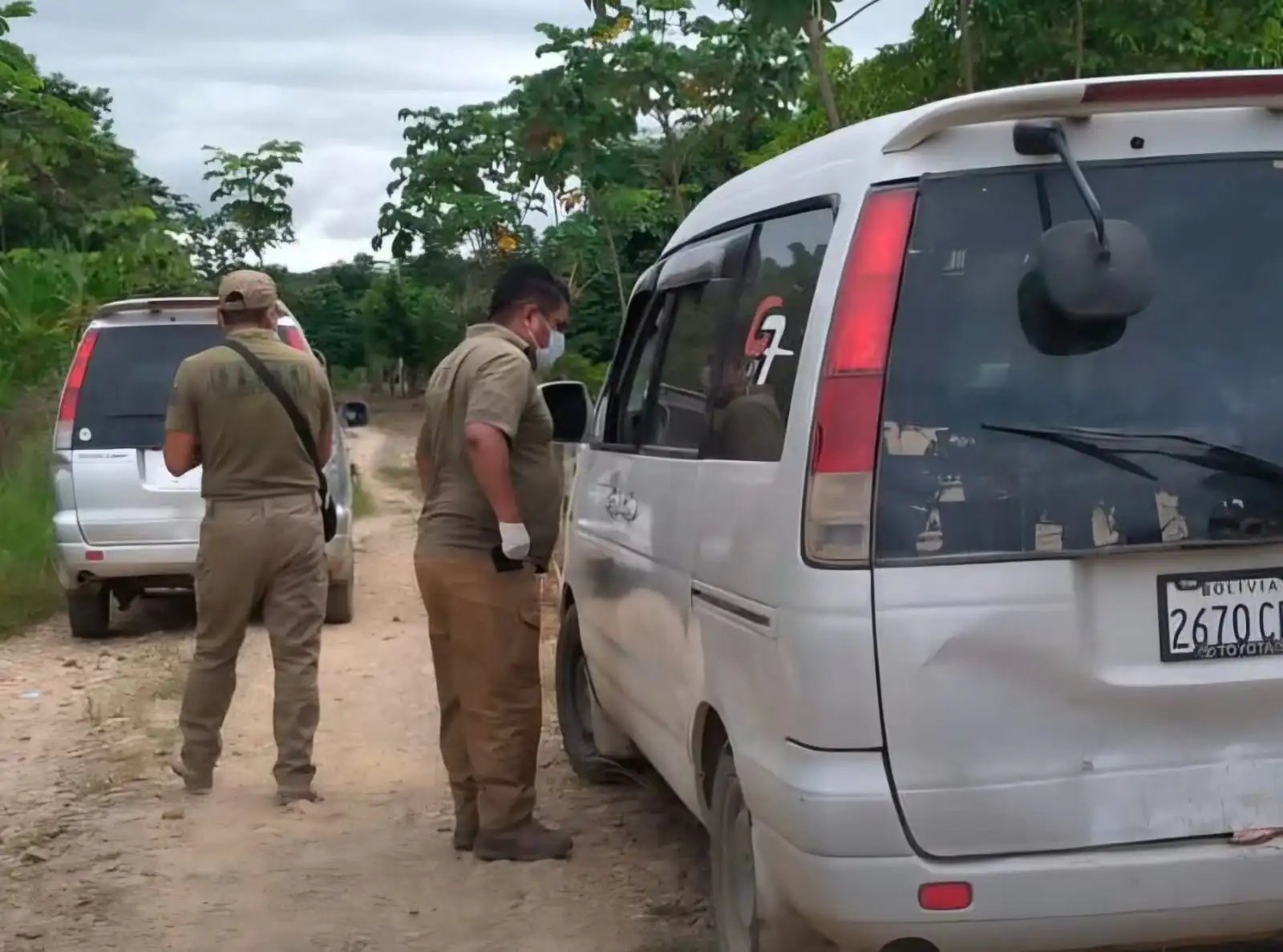 La Policía revisa el vehículo donde hallaron al fallecido/RRSS