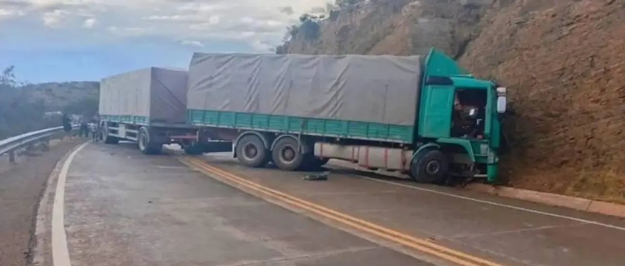 El camión luego se estrelló contra una peña/RRSS