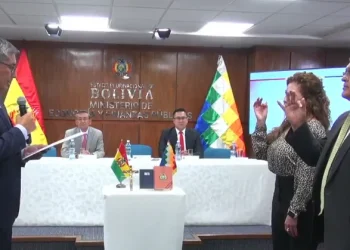 Espinoza posesiona a una nueva gerente de la ASP-B y a un viceministro