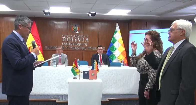 Espinoza posesiona a una nueva gerente de la ASP-B y a un viceministro