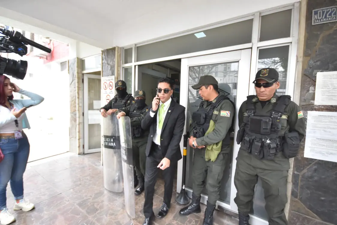 Allanamientos en YPFB dejan más de 10 funcionarios aprehendidos y detenidos