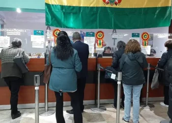 Contribuyentes pagan sus impuestos en una oficina de la ATM. FOTO: GAMLP