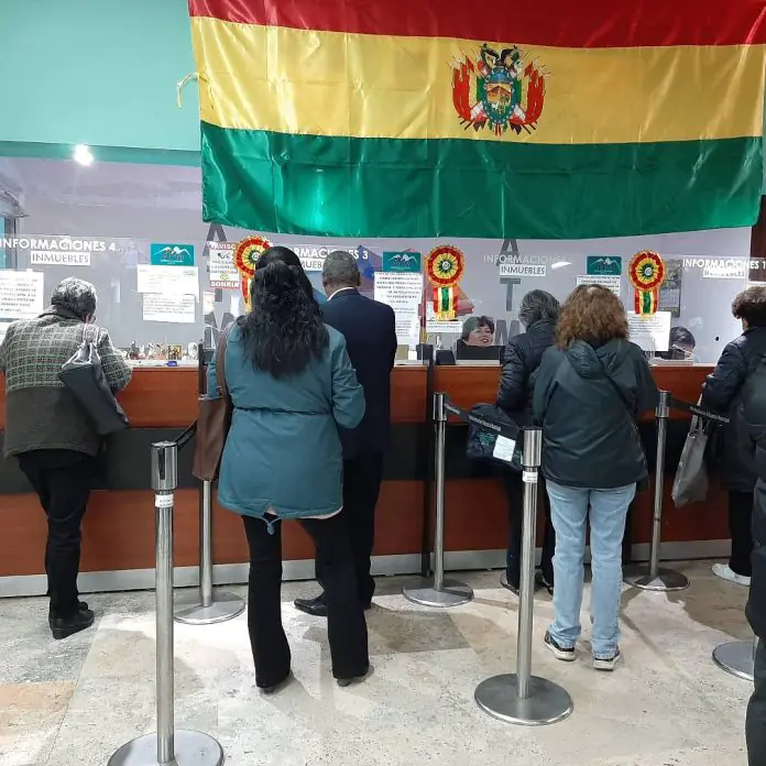 Contribuyentes pagan sus impuestos en una oficina de la ATM. FOTO: GAMLP