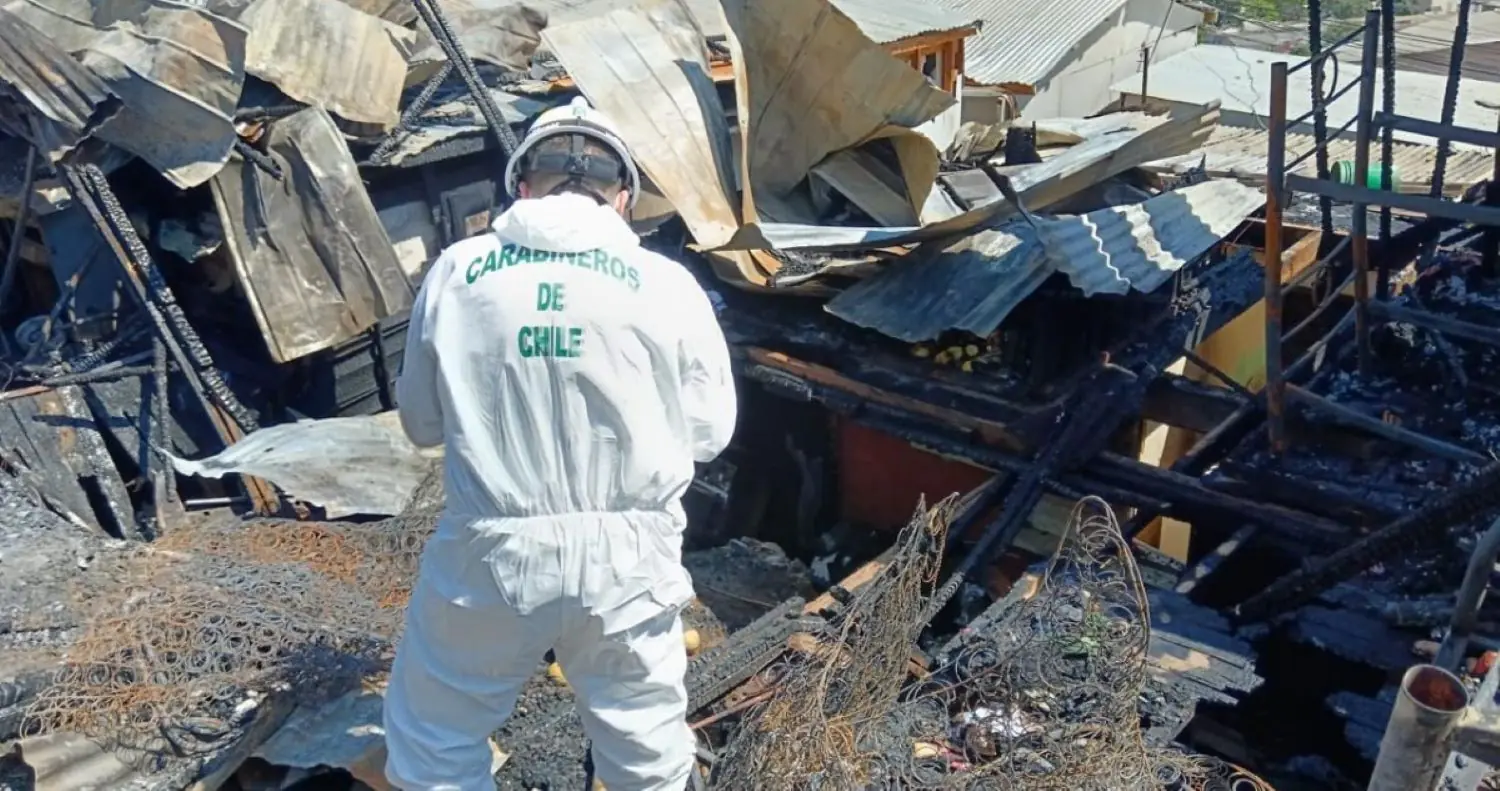 Carabineros investiga las causas del incendio en Chile donde cuatro menores bolivianas perdieron la vida. FOTO: BioBio Chile