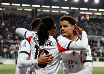 AC Milan gana en Cagliari gracias a Leão y es líder provisional