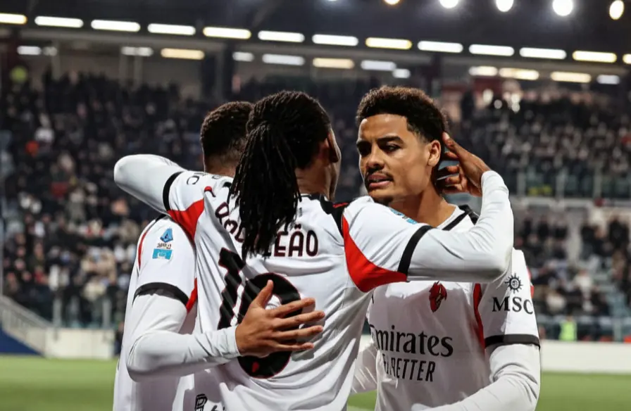 AC Milan gana en Cagliari gracias a Leão y es líder provisional