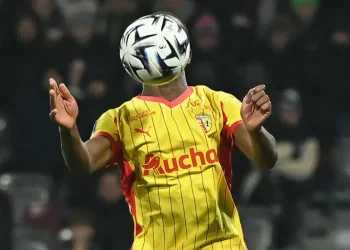El Lens se asegura seguir líder y envía presión al PSG
