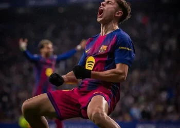 El líder Barça arranca el año con victoria en el derbi