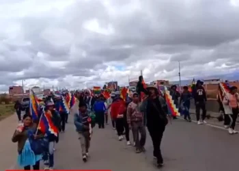 Sectores reactivan marcha contra decretos y llegan el lunes a La Paz