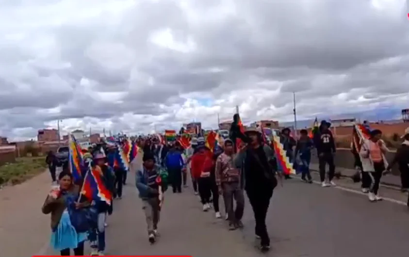 Sectores reactivan marcha contra decretos y llegan el lunes a La Paz