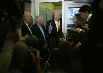 Donald Trump habla con periodistas a bordo del Air Force One/AFP