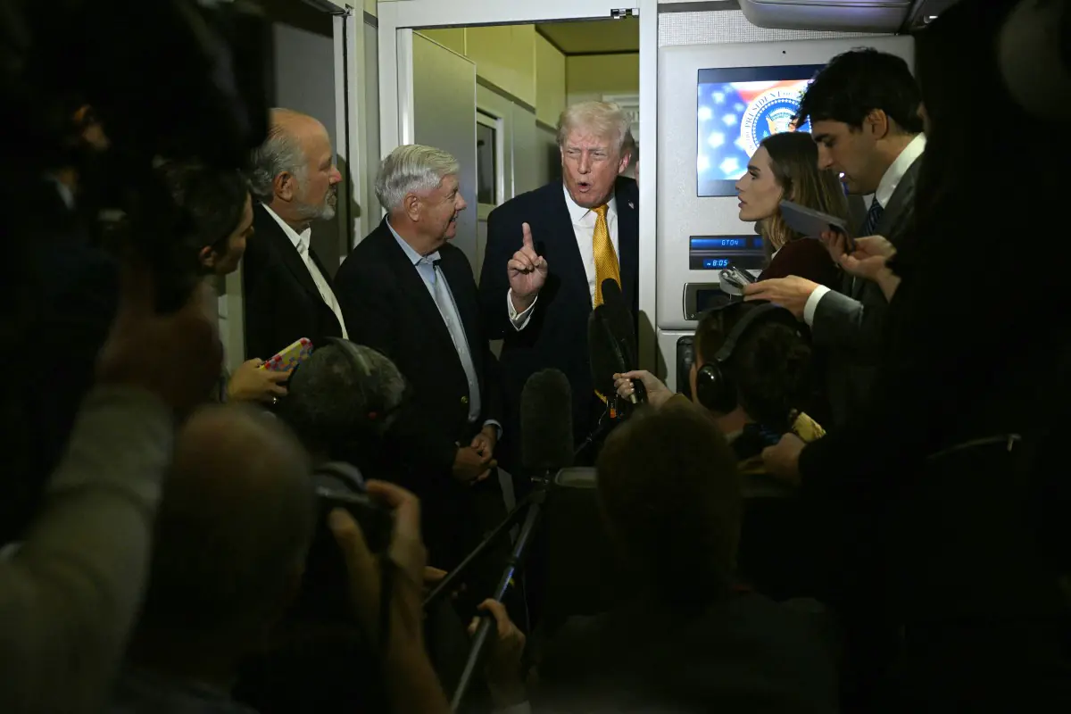 Donald Trump habla con periodistas a bordo del Air Force One/AFP