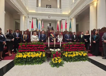 El presidente Rodrigo Paz junto con magistrados del Órgano Judicial. Foto: Rodrigo Paz