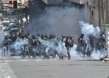 Policía gasifica a marchistas tras enfrentamientos en el centro paceño