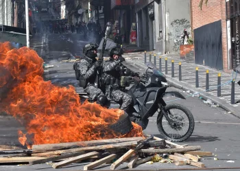 Defensoría confirma 12 marchistas detenidos tras enfrentamientos en La Paz