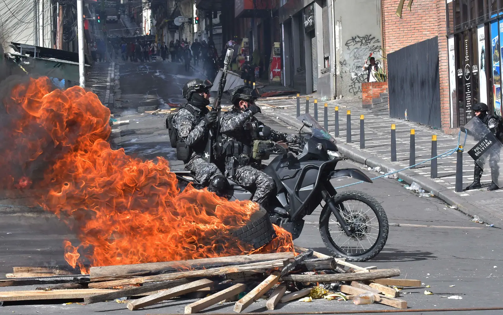 Defensoría confirma 12 marchistas detenidos tras enfrentamientos en La Paz